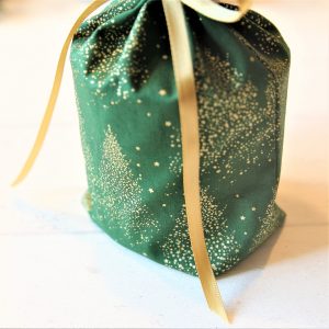 Geschenkverpackung nachhaltig aus Stoff für Weihnachten goldener Wald