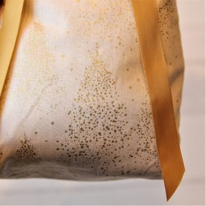 Geschenkverpackung nachhaltig aus Stoff für Weihnachten goldener Wald