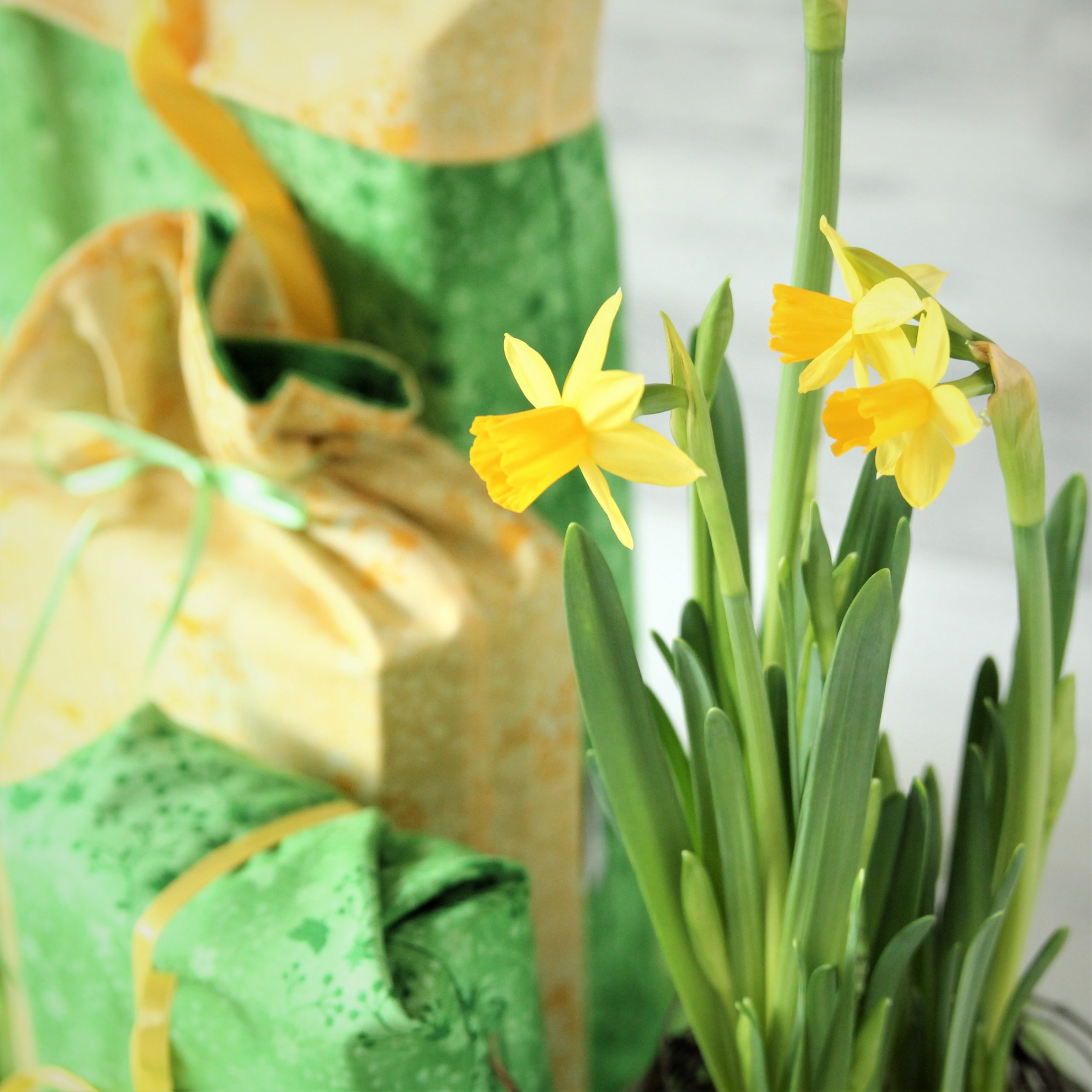 Geschenkverpackung für Ostern in Stoff Frühlingswiese – Bild 4