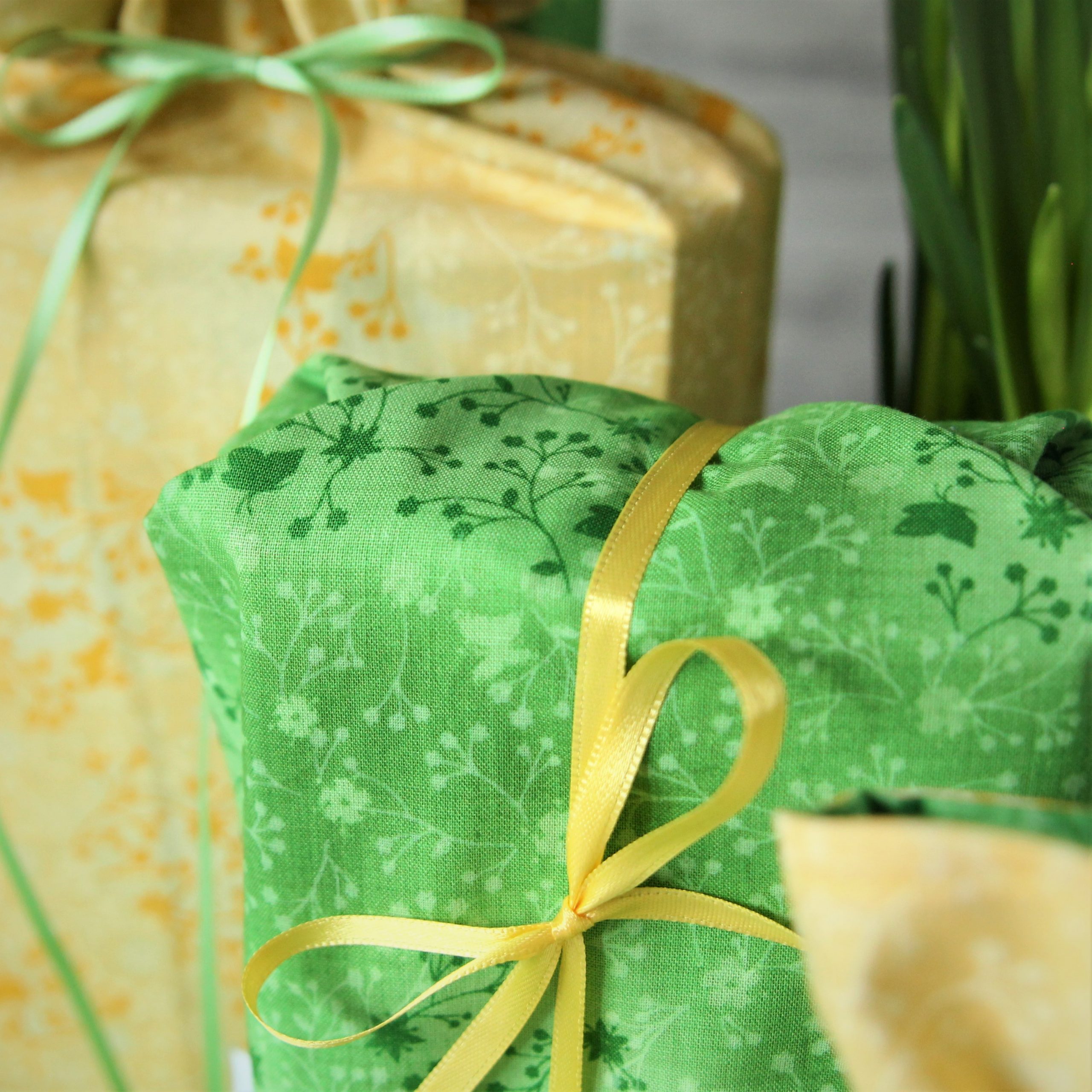 Geschenkverpackung für Ostern in Stoff Frühlingswiese – Bild 3