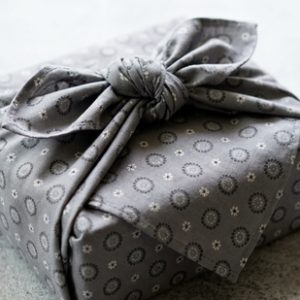 Nachhaltiges Geschenkpapier aus Baumwollstoff Mauerblümchen