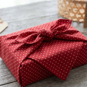 Geschenktuch vielseitige und nachhaltige Geschenkverpackung rote Punkte