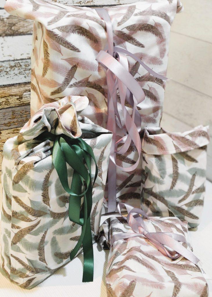 Entdecke den wendbaren Geschenbeutel aus Baumwolle im bezaubernden Muster "Federn". Ideal für umweltbewusste Geschenke und für jede Gelegenheit.