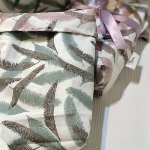 Entdecke den wendbaren Geschenbeutel aus Baumwolle im bezaubernden Muster "Federn". Ideal für umweltbewusste Geschenke und für jede Gelegenheit.