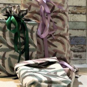 Entdecke den wendbaren Geschenbeutel aus Baumwolle im bezaubernden Muster "Federn". Ideal für umweltbewusste Geschenke und für jede Gelegenheit.