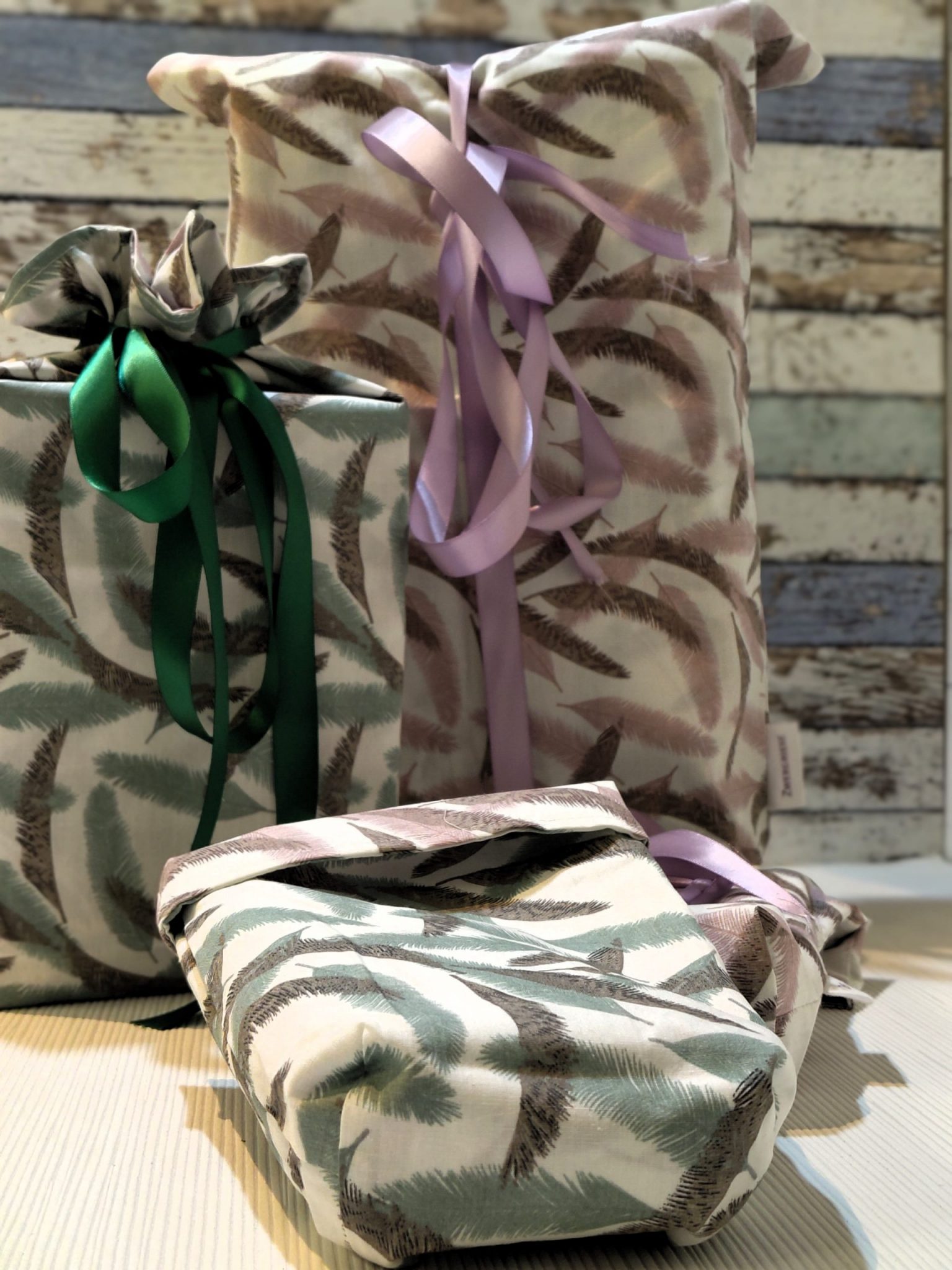 Entdecke den wendbaren Geschenbeutel aus Baumwolle im bezaubernden Muster "Federn". Ideal für umweltbewusste Geschenke und für jede Gelegenheit.