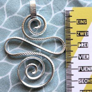 Kettenanhänger aus Aludraht in Silberoptik
