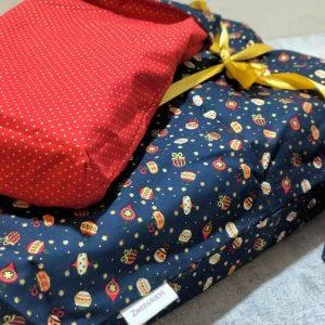 Geschenkbeutel mit dem Muster Christbaumkugeln und rot glänzend innen
