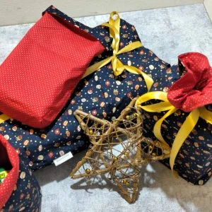 Geschenkbeutel mit dem Muster Christbaumkugeln und rot glänzend innen