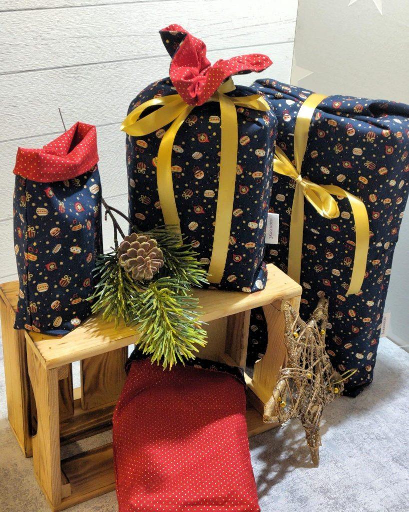 Weihnachtsbeutel als Geschenkverpackung mit Christbaumkugeln