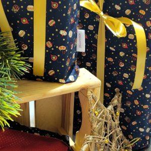 Geschenkbeutel mit dem Muster Christbaumkugeln und rot glänzend innen
