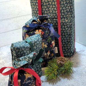 Waldgeflüster, Weihnachtsmotiv mit Waldtieren in blau und innen grüne Blätter