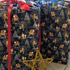 Waldgeflüster, Weihnachtsmotiv mit Waldtieren in blau und innen grüne Blätter