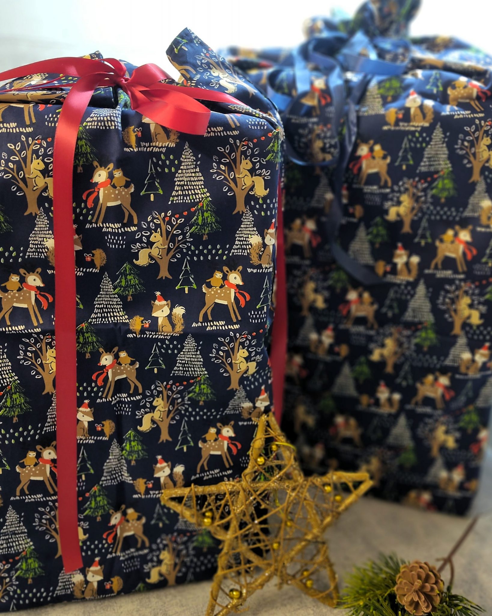 Waldgeflüster, Weihnachtsmotiv mit Waldtieren in blau und innen grüne Blätter