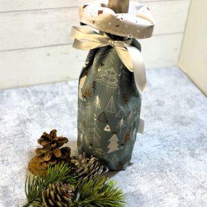 weihnachtliches Muster mit Tannen außen und Schneemännern innen
