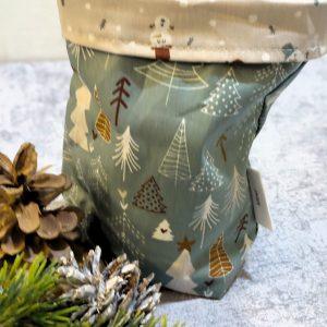 weihnachtliches Muster mit Tannen außen und Schneemännern innen