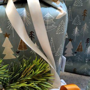 weihnachtliches Muster mit Tannen außen und Schneemännern innen