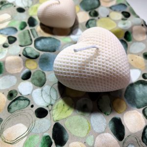 Geschenkset aus Geschenkbeutel und zwei Herzkerzen aus Rapswachs