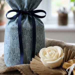 Kerze aus Rapswachs als Geschenkset mit einem Geschenkbeutel