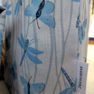 Mit unserem liebevoll gestalteten Geschenkbeutel im Muster „Libelle“ bringst du Leichtigkeit und Eleganz in deine Geschenkverpackung. Das zarte Außenmuster mit blauen Libellen auf weißem Hintergrund wirkt frisch und modern, während das Innenmuster in Blau mit feinen Punkten für einen besonderen Überraschungseffekt sorgt – zwei Designs in einem Beutel. Dieser hochwertige Stoffbeutel ist die perfekte Lösung, um Geschenke nachhaltig zu verpacken. Statt Einwegpapier setzt du auf eine wiederverwendbare, waschbare Geschenkverpackung, die nicht nur praktisch ist, sondern auch optisch begeistert.