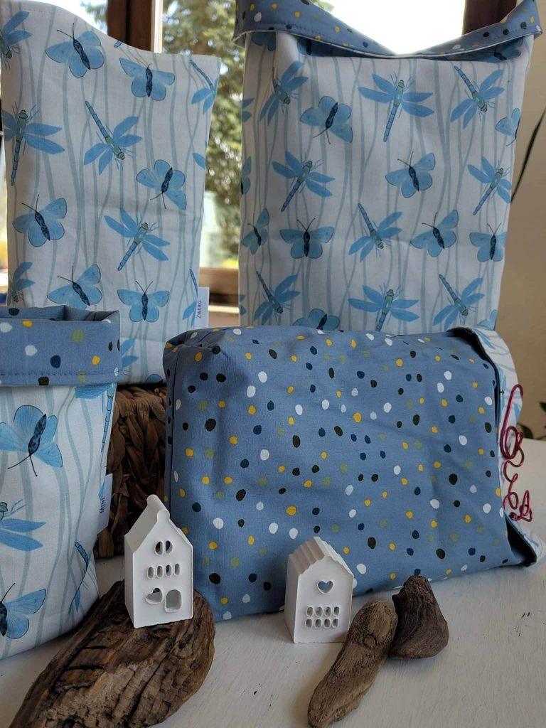 Geschenkbeutel „Libelle“ – nachhaltig, stilvoll & vielseitig verwendbar Mit unserem liebevoll gestalteten Geschenkbeutel im Muster „Libelle“ bringst du Leichtigkeit und Eleganz in deine Geschenkverpackung. Das zarte Außenmuster mit blauen Libellen auf weißem Hintergrund wirkt frisch und modern, während das Innenmuster in Blau mit feinen Punkten für einen besonderen Überraschungseffekt sorgt – zwei Designs in einem Beutel