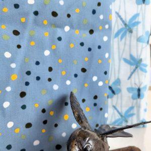 Mit unserem liebevoll gestalteten Geschenkbeutel im Muster „Libelle“ bringst du Leichtigkeit und Eleganz in deine Geschenkverpackung. Das zarte Außenmuster mit blauen Libellen auf weißem Hintergrund wirkt frisch und modern, während das Innenmuster in Blau mit feinen Punkten für einen besonderen Überraschungseffekt sorgt – zwei Designs in einem Beutel.