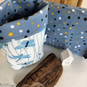 Mit unserem liebevoll gestalteten Geschenkbeutel im Muster „Libelle“ bringst du Leichtigkeit und Eleganz in deine Geschenkverpackung. Das zarte Außenmuster mit blauen Libellen auf weißem Hintergrund wirkt frisch und modern, während das Innenmuster in Blau mit feinen Punkten für einen besonderen Überraschungseffekt sorgt – zwei Designs in einem Beutel.