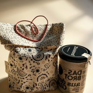 ein Geschenkset bestehend aus einem Beutel mit Brot im Glas von Brotstoff