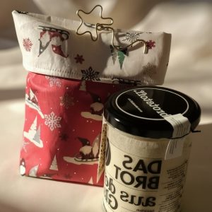 ein Geschenkset bestehend aus einem Beutel mit Brot im Glas von Brotstoff