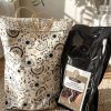 Geschenkset bestehend aus einem Beutel und einem Päckchen Kaffee