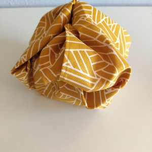 Geschenktuch aus Stoff in senfgelb mit geometrischem Muster