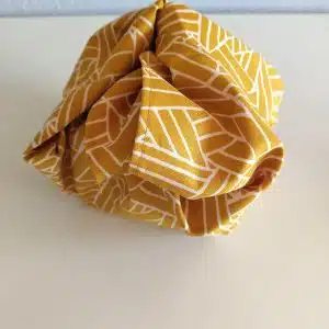 Geschenktuch aus Stoff in senfgelb mit geometrischem Muster
